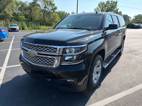 Used 2019 Chevrolet Suburban LT w/ LT Signature Package AWD/4WD image 2