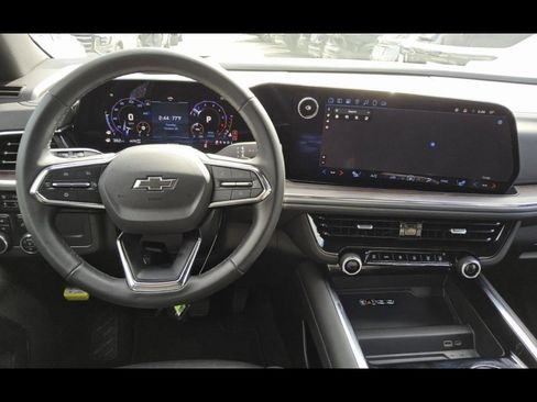 Used 2025 Chevrolet Suburban Z71 image 18