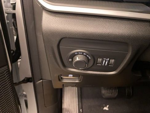 New 2025 Jeep Grand Cherokee Altitude image 18