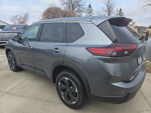 Used 2024 Nissan Rogue SV image 3