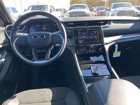 New 2025 Jeep Grand Cherokee Altitude image 17