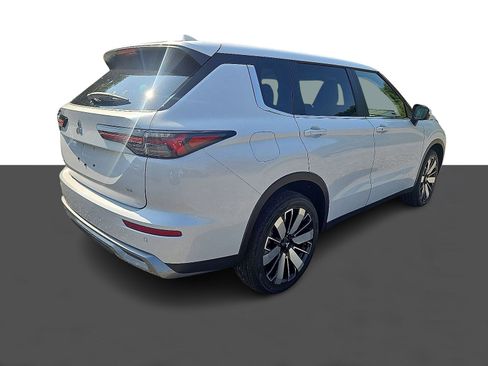 New 2025 Mitsubishi Outlander SE image 4