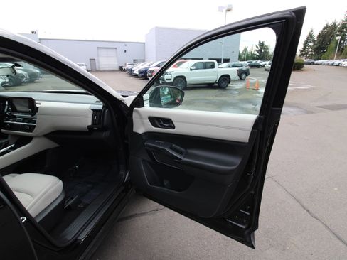 Used 2024 Nissan Pathfinder SV w/ SV Premium Package image 17