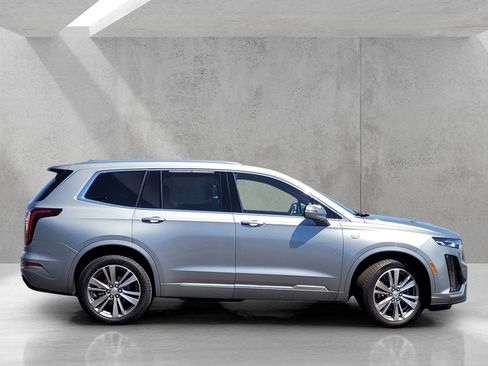 Certified 2025 Cadillac XT6 Premium Luxury FWD image 3