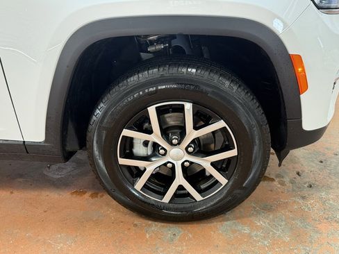 Used 2025 Jeep Grand Cherokee Limited image 11