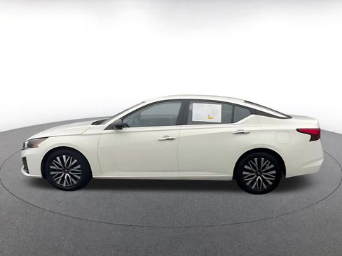 Used 2025 Nissan Altima 2.5 SV image 9