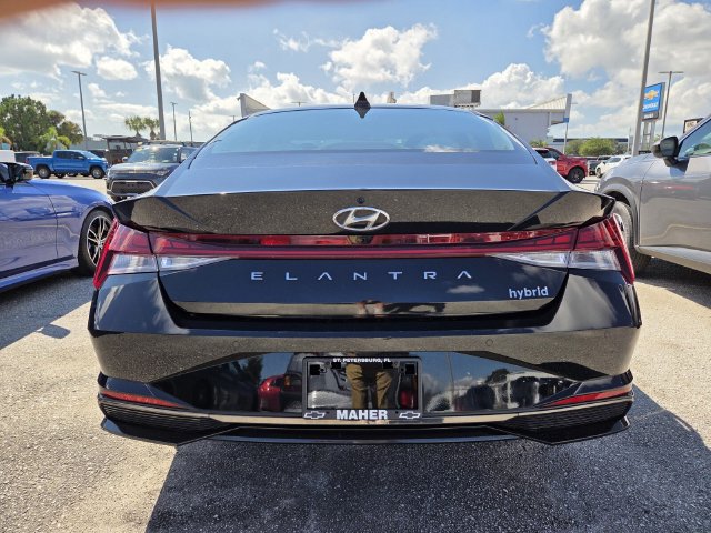 Used 2023 Hyundai Elantra Limited w/ Preferred Accessory Package FWD image 4