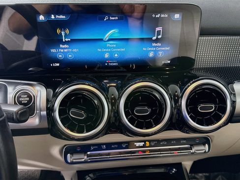 Used 2022 Mercedes-Benz GLB 250 4MATIC w/ Premium Package image 18