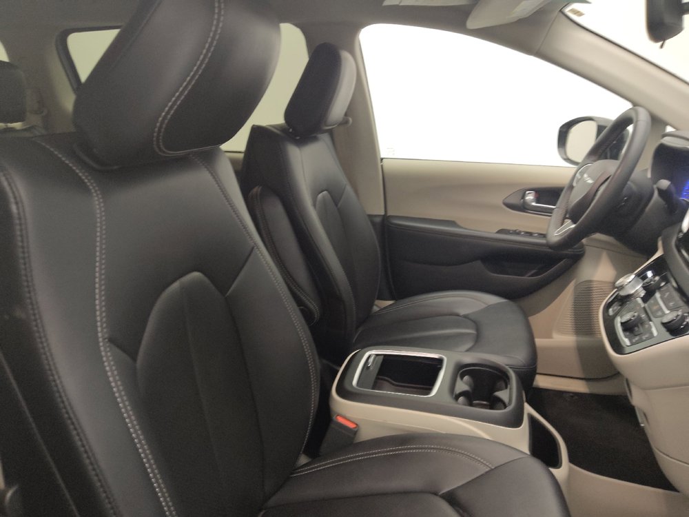 Used 2024 Chrysler Pacifica Touring-L FWD image 21