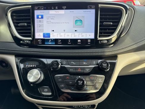 Used 2023 Chrysler Pacifica Touring-L AWD/4WD image 17