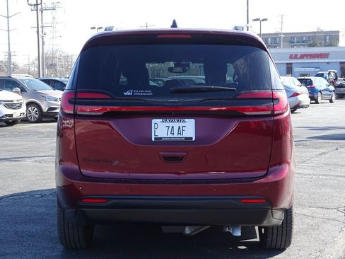 Used 2023 Chrysler Pacifica Touring-L w/ Uconnect Theater Family Group FWD image 11