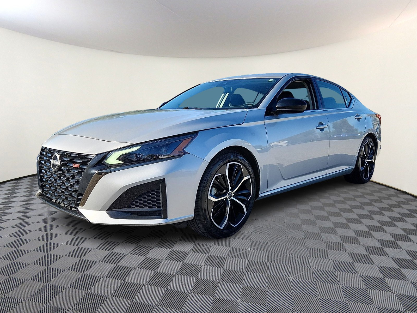 Used 2024 Nissan Altima 2.5 SR FWD image 3