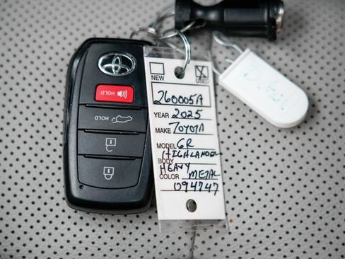 Used 2025 Toyota Grand Highlander AWD image 27