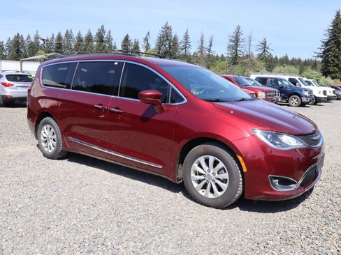 Used 2017 Chrysler Pacifica Touring-L FWD image 4