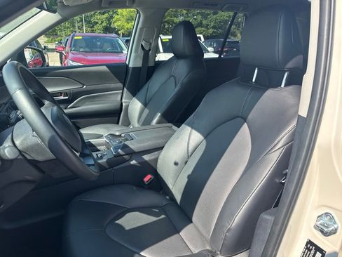 Used 2024 Toyota Grand Highlander XLE image 3