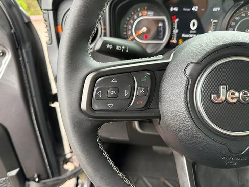 Used 2025 Jeep Gladiator Mojave w/ Convenience Group AWD/4WD image 16