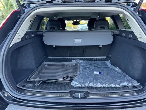 Used 2025 Volvo V60 B5 Cross Country Plus image 23