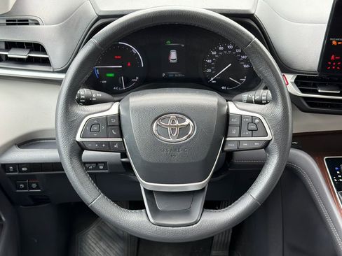 Used 2024 Toyota Sienna XLE FWD image 13