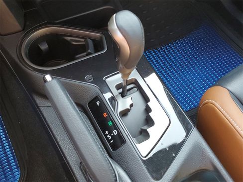 Used 2017 Toyota RAV4 SE image 33