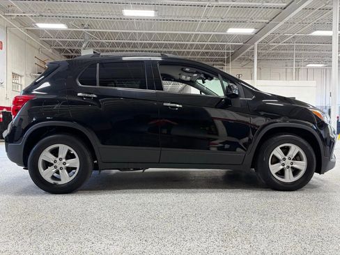 Used 2020 Chevrolet Trax LT w/ LT Convenience Package image 12