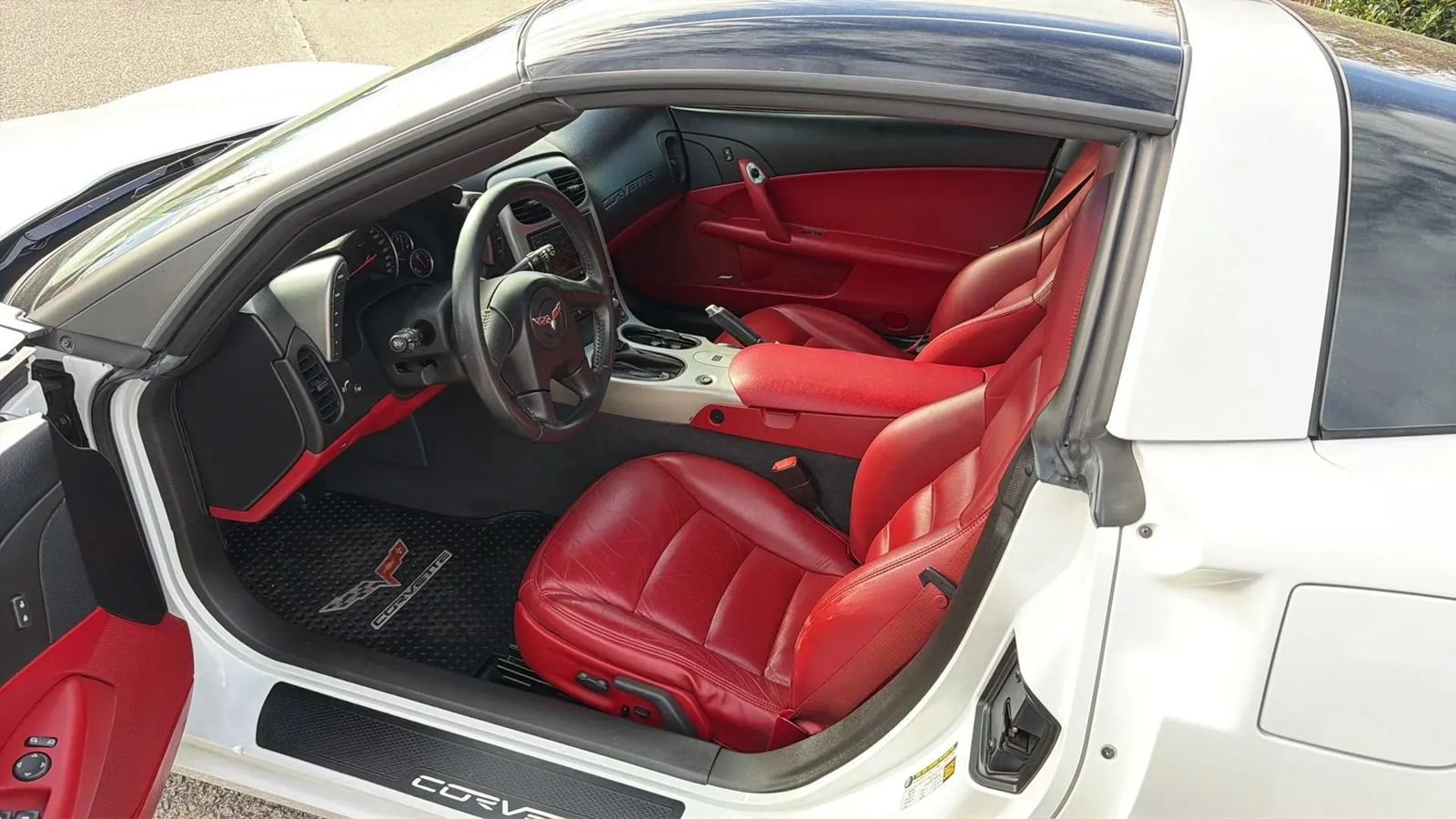 Used 2005 Chevrolet Corvette Coupe w/ Preferred Equipment Group RWD image 8