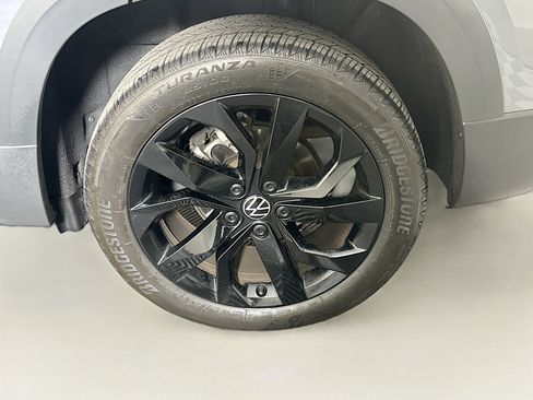 Used 2023 Volkswagen Taos SE w/ Panoramic Sunroof Package FWD image 11