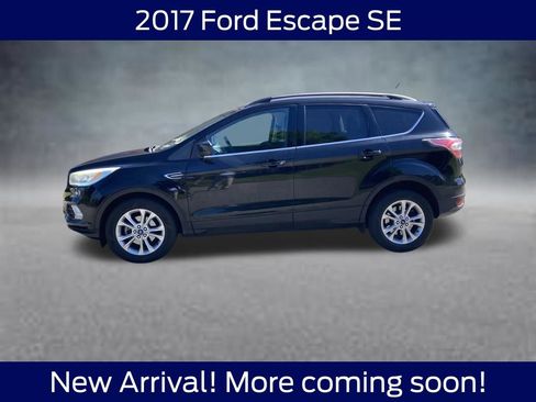 Used 2017 Ford Escape SE w/ Equipment Group 201A FWD image 2