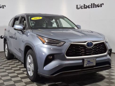 Used 2021 Toyota Highlander LE AWD/4WD image 1
