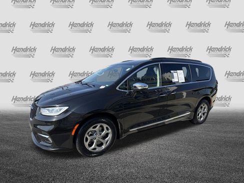 Used 2023 Chrysler Pacifica Limited FWD image 5