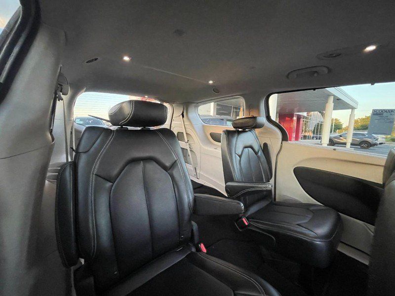Used 2023 Chrysler Pacifica Touring-L FWD image 5