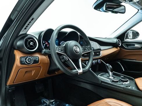 Used 2018 Alfa Romeo Giulia AWD image 22