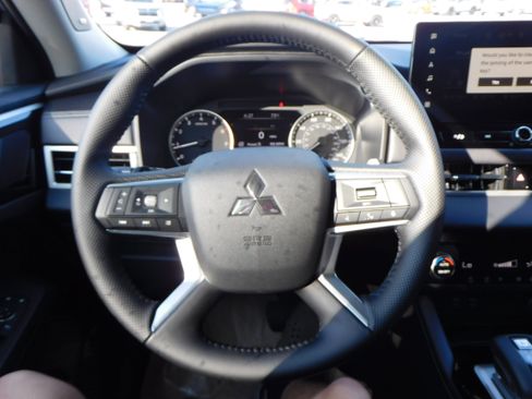 New 2025 Mitsubishi Outlander SE image 15