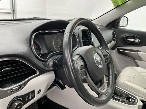 Used 2019 Jeep Cherokee Limited w/ Luxury Group image 15