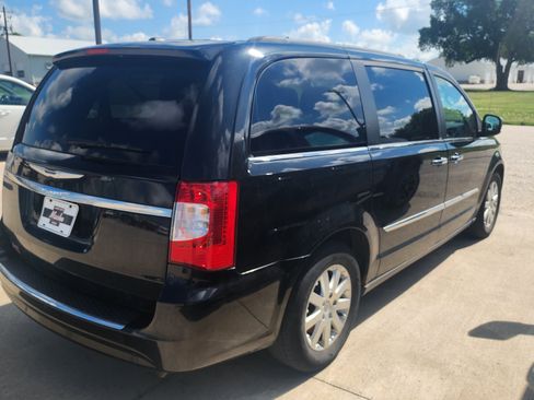 Used 2012 Chrysler Town & Country Touring-L w/ Entertainment Group #2 FWD image 4
