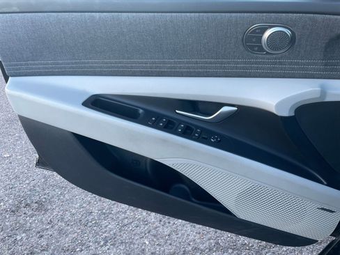 Used 2025 Hyundai Elantra Limited image 20