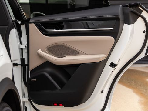 Certified 2025 Porsche Macan Electric image 36