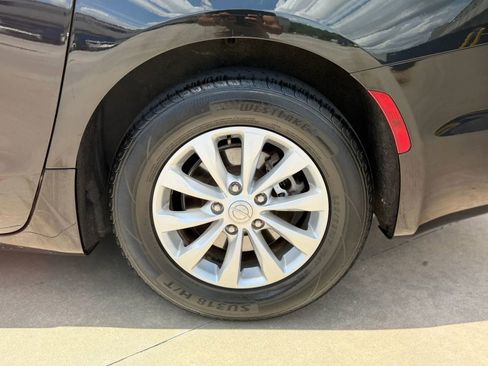 Used 2019 Chrysler Pacifica Touring-L FWD image 13