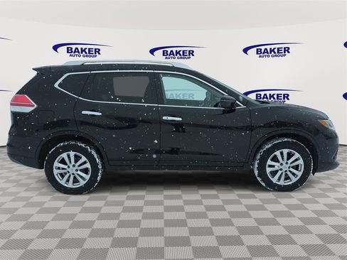 Used 2016 Nissan Rogue SV image 2