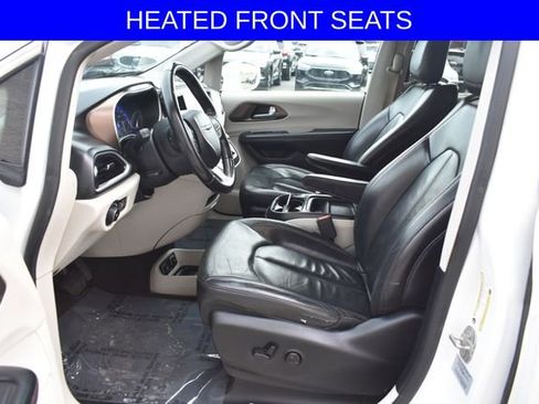 Used 2017 Chrysler Pacifica Touring-L w/ Tire & Wheel Group FWD image 4