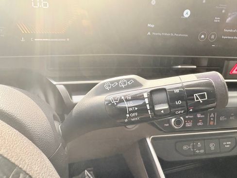 Used 2025 Kia Carnival FWD image 19