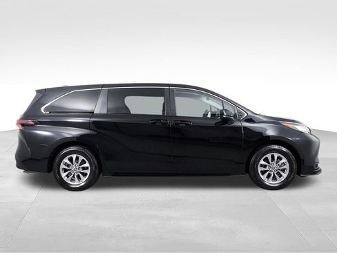 Used 2023 Toyota Sienna LE AWD/4WD image 10