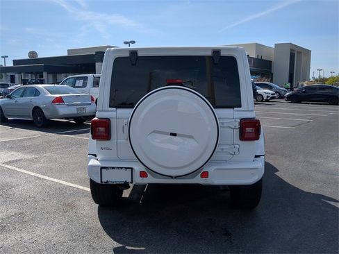 Used 2022 Jeep Wrangler Unlimited Sahara image 7