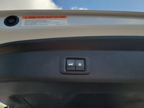 Used 2023 Mitsubishi Outlander 4WD Plug-In Hybrid image 9