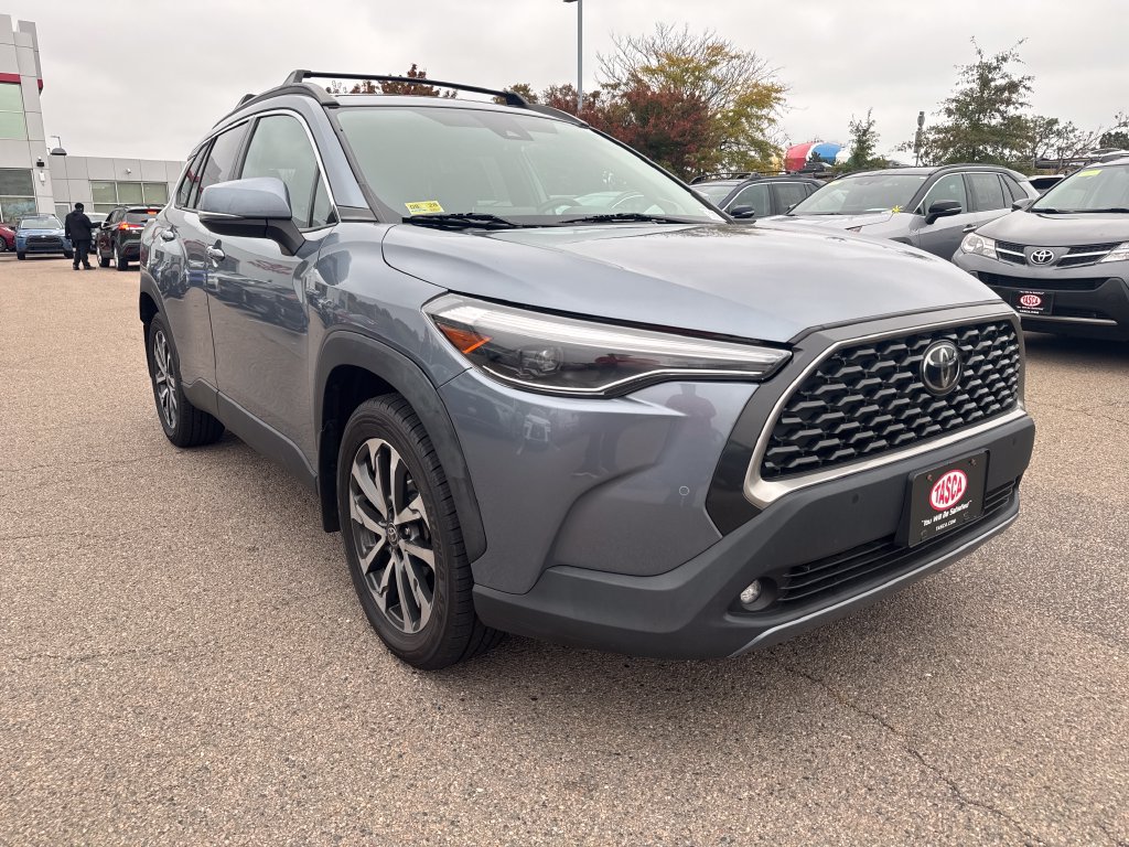 Used 2022 Toyota Corolla Cross XLE w/ Convenience Package AWD/4WD image 9