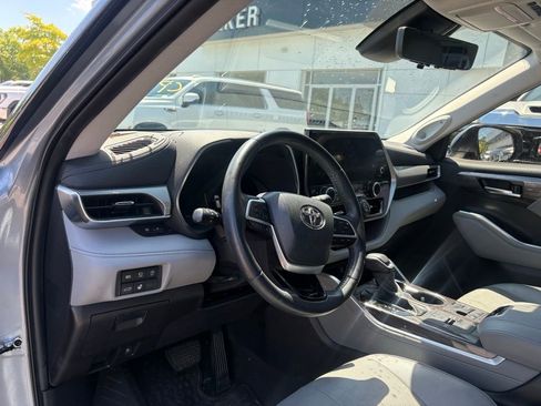Used 2023 Toyota Highlander Platinum FWD image 6