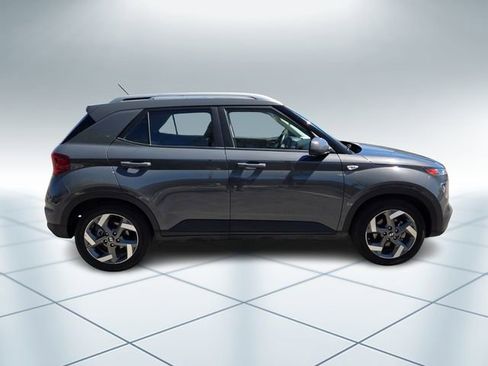 Used 2025 Hyundai Venue SEL image 3