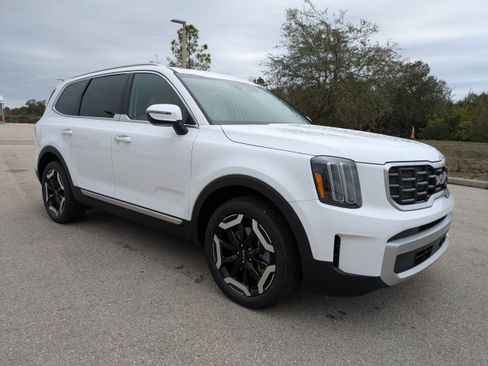 New 2025 Kia Telluride S image 2