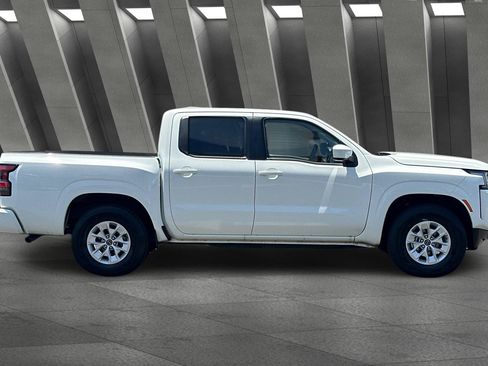 Used 2024 Nissan Frontier SV image 3
