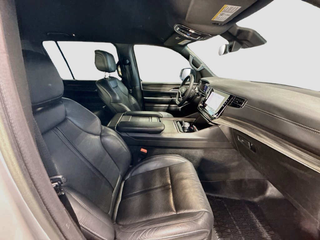 Used 2024 Jeep Wagoneer L Series II w/ Flexible Seating Group AWD/4WD image 30