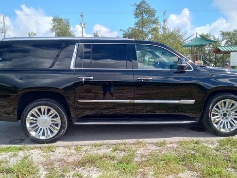 Used 2017 Cadillac Escalade ESV Luxury AWD/4WD image 5